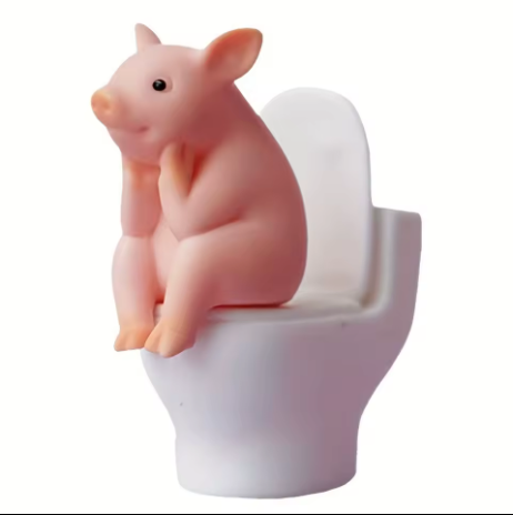 Cochon mignon assis sur les toilettes